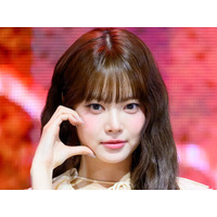 「脚、なっが」LE SSERAFIM・ウンチェ、ミニスカ姿の異次元スタイルに視線集中！【PHOTO】
