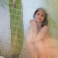 小池里奈、曇りガラス越しに“むっちり”美ボディ披露！「素敵過ぎる」「めちゃめちゃSexy」