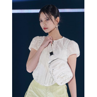 乃木坂46・金川紗耶、“春風”感じるミニ丈×お散歩コーデ！