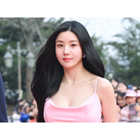 背中のタトゥーもあらわに…IZ*ONE出身クォン・ウンビ、開放感あふれるサマールックで魅了！【PHOTO】