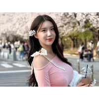 圧巻スタイルの韓国チアガール、“ぴったり白Tショット”で「顔の変化」を告白…一体何が変わった？【PHOTO】
