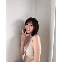 冴木柚葉、ベージュビキニで美肌見せ！『FLASH』オフショット公開