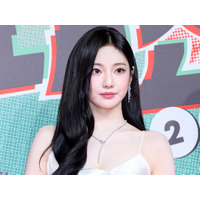 “ほぼ下着”衣装が話題を集めたaespa・ニンニン、胸元ざっくりドレスで大人な魅力全開！【PHOTO】