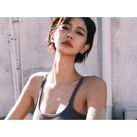 限界ギリギリの“ふわ透けドレス”に騒然！「世界で最も美しい女性2位」クララが仙女に【PHOTO】