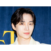2PM・ジュノ、白Tにジーンズの王道“彼氏風ルック”でファンを虜に！スペインへ出国【独自写真】