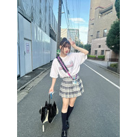 黒嵜菜々子、ミニスカ&ハイソックスの“JKコーデ”が可愛すぎる！