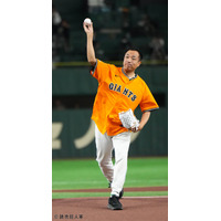 ナイツ、東京ドームの巨人×日本ハム戦で始球式に登場！ 塙「練習の成果が出ました」