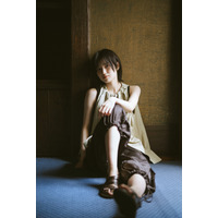 櫻坂46・的野美青、洋館で魅せる凛とした表情に釘付け！『B.L.T.8月号』の表紙を飾る