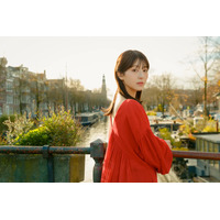 浜辺美波、アムステルダムで魅せる“大人っぽい”表情...最新写真集『25』発売決定