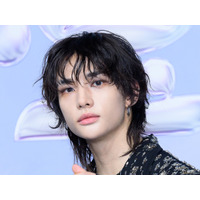 Stray Kids・ヒョンジン、“色気ダダ漏れ”のメガネ姿でファン魅了「2次元ビジュアル」【PHOTO】
