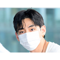 日本の次は仏へ　BTS・Vが清潔感あふれる姿で空港に登場　長袖越しにも伝わる鍛え上げた体【PHOTO】