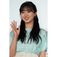 日向坂46・富田鈴花、“まるで天使”な白ランジェリー姿でふんわりバスト披露！写真集先行カットを公開