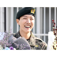 BTS・J-HOPEの美談が話題　兵役時代の「戦友」と笑顔で再会、除隊後1年ぶりに“古巣の部隊”訪問