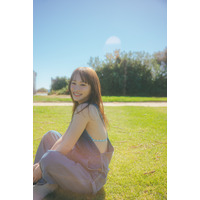 川栄李奈、オーバーオールから美肌＆水着チラ見せ！
