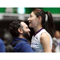 “バレー女帝”が日本に!? ポーランド代表監督とのアツい2ショット公開