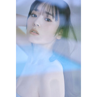 超ときめき♡宣伝部・坂井仁香、2nd写真集が発売決定！美谷間のぞくチューブトップのビジュアルを披露