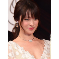 深田恭子、“42歳とは思えない”美谷間披露！本日発売『週プレ』表紙を飾る