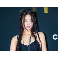 見えちゃいそう…BLACKPINK・ジェニー、スリップドレスで大胆ポーズ「歴代級」「すごすぎる」【PHOTO】