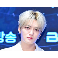 ジェジュン、宮殿のような母校に似合う輝かしい美貌でファンを虜に「母校の英雄」「若返ってる？」【PHOTO】