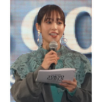 鷲見玲奈、ミニ丈ゴルフウェアで美脚披露！新作クラブの打ち心地に感動