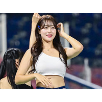 直視できない…韓国チア、キケンな前屈みスイムウェアに反響爆発「ボリュームがスゴイ」「魅力的すぎ」【PHOTO】