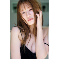 元乃木坂46・中田花奈、はだけた黒キャミから“美谷間”披露！