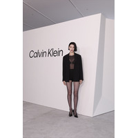 三吉彩花、胸元透けた大胆ブラトップコーデで登場！「カルバンクライン原宿」にセレブリティ13名が集結