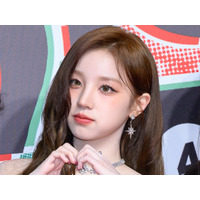 露出度高すぎない？i-dle・ウギ、腰までざっくり開いた“背中丸見え”衣装にファン衝撃【PHOTO】