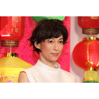 「背中はけっこうイケてると思うの」鈴木保奈美、背中の開いたドレス姿公開し称賛の声
