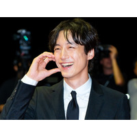 坂口健太郎、“三角関係”報道後初の公の場…釜山国際映画祭レッドカーペットに笑顔で登場【PHOTO】