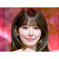 ずり落ちそう…LE SSERAFIM・宮脇咲良、胸元ざっくり“危険なオフショル姿”に視線釘付け！【PHOTO】