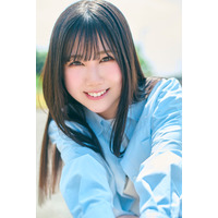 日向坂46・鶴崎仁香、爽やかシャツ姿の撮り下ろしカットが公開！