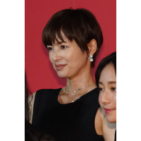 「ミニがお似合い」「かっこいい」ミニ＋ブーツ姿の吉瀬美智子にファン歓喜