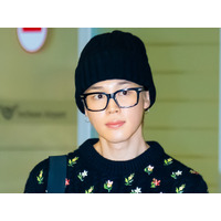 花柄ニットで際立つキュートさ！BTS・JIMINがパリ・ファッションウィークを終えて無事帰国【PHOTO】