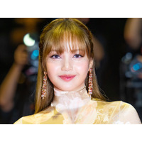 インナー透け透け…BLACKPINK・リサ、“衝撃シースルー”ドレス姿で圧巻スタイル！「ほぼランジェリー」【PHOTO】