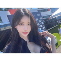 直視できない“恵体”にクギヅケ…韓国の美しきレーシングモデル、人々を虜にする圧巻のスタイル【PHOTO】