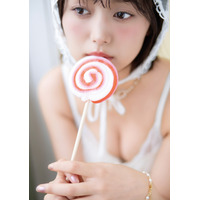 元SKE48・北野瑠華、ポップな衣装で美谷間チラ見せ!セクシーな紙面カットを披露