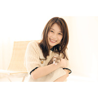 芳根京子、初のカレンダー発売決定！ペットのフェレットと共演も