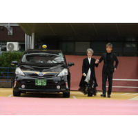 木村拓哉、タクシーを運転して登場！映画『TOKYO タクシー』セレモニーで倍賞千恵子をエスコート