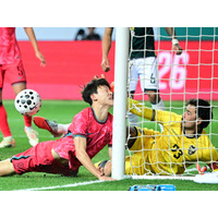 「これぞ“マナーの手”」日本と戦うボリビア代表GK、韓国戦で相手の“ポスト顔面衝突”防ぎ絶賛の声