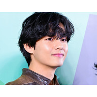 BTS・V、汗に濡れた“美麗ビジュアル”で視線強奪　いたずらっぽい笑顔＆ピースに胸キュンも【PHOTO】