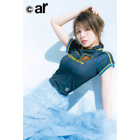 長濱ねる、タイトなユニフォーム姿で初表紙！オファー時の心境は「いいのかな？と、恐縮な気持ち」