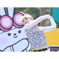 韓国美人ゴルファーが渋谷で美脚あらわ!? 大胆ショーパンコーデに絶賛多数「脚が長い…！」【PHOTO】