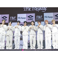 “怪物新人”と話題のAHOF、公式ペンライト販売決定！グループのアイデンティティを反映したデザインに