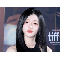 「美しい顔100人」にも選ばれたユア、“ピタッと”ノースリーブニットで際立つボリューム感【PHOTO】