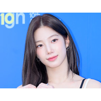 Snow Manと共演で話題！LE SSERAFIM・カズハ、“布面積少なめ”衣装で見せた圧巻ライン「やばすぎ」【PHOTO】