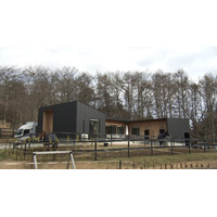 リビングの窓から愛馬がひょっこり！小さい頃からの夢だった“馬”との暮らしを実現した家『住人十色』