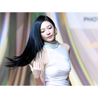 “きのこ雲ランプ”で批判殺到も『紅白』に出場するaespaのメンバー、「目のやり場に困る」サンタに変身【PHOTO】