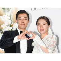 日本国籍を捨てて韓国人になった歌手、五輪金メダリスト妻とディズニー満喫！結婚6年目でもラブラブ【PHOTO】