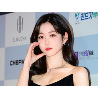 BTS・JUNG KOOKとの熱愛説否定の韓国女優、東京に君臨！ふわふわファッションでキュートに【PHOTO】